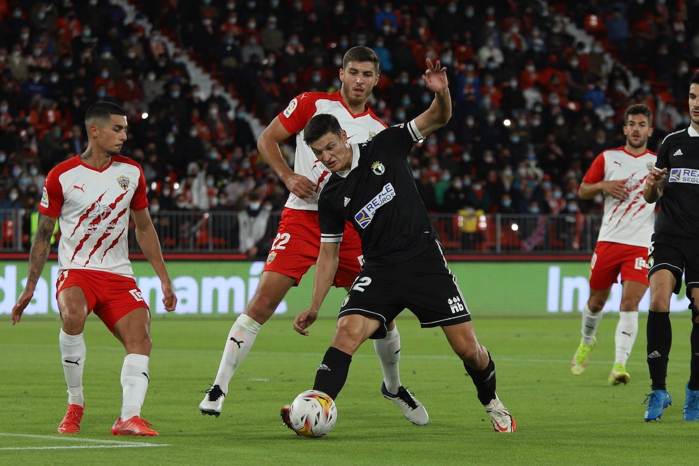 Rubio se adelanta a un balón en el Almería-Burgos CF.