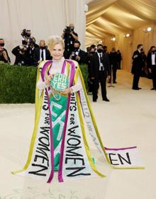 Imagen secundaria 2 - Varias celebridades en la MET gala. Arriba: la cantante Billie Eilish.. 