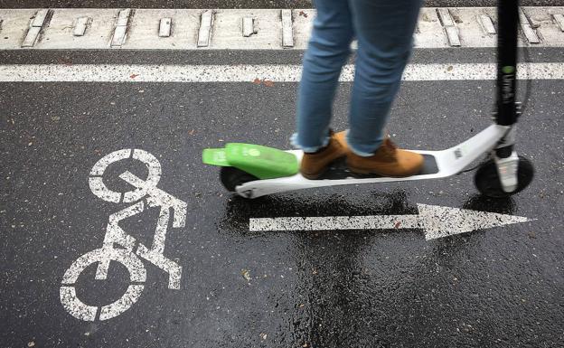 Cruza por donde no debe y da un puñetazo al conductor del patinete que hizo frenar y circulaba «correctamente»