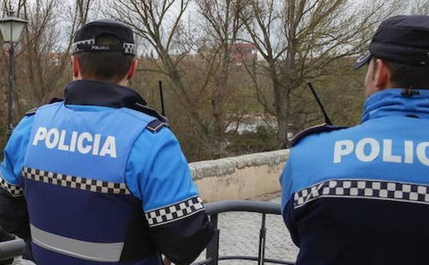 Cuatro agentes de Policía Local salvan la vida a un vecino en parada cardiaca en la calle Madrid