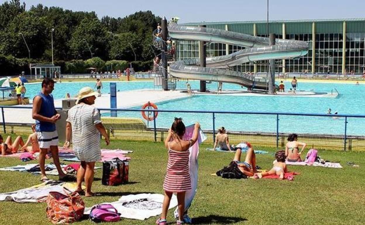 La piscina familiar pierde miles de litros de agua por filtraciones.