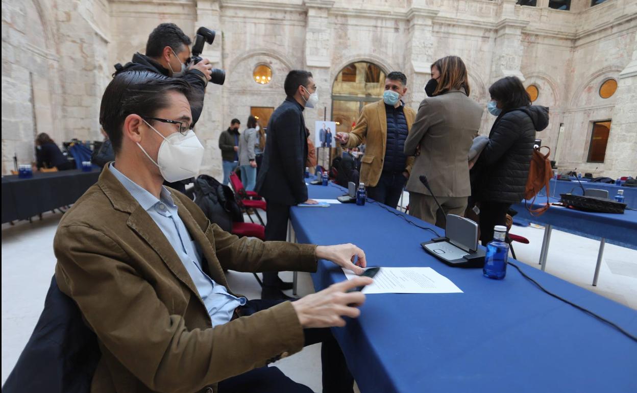 Julio Rodríguez-Vigil, en el último pleno con sus excompañeros de Cs al fondo. 