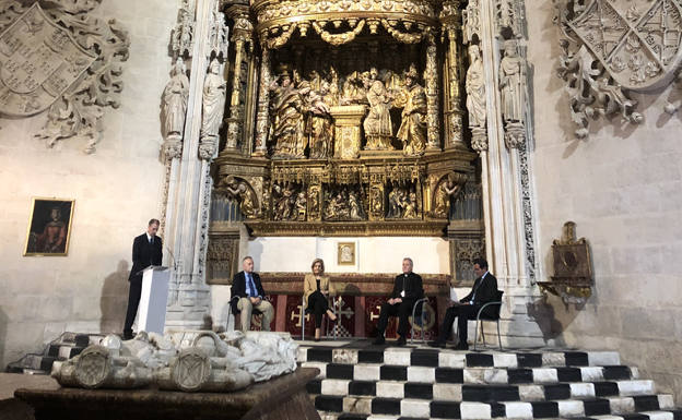 Representantes de la CEOE a su paso por la Catedral de Burgos. 