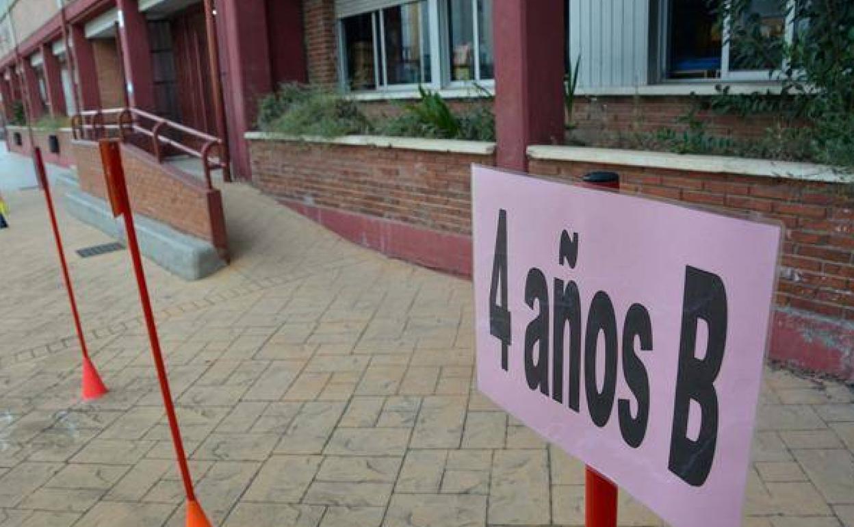 Imagen de archivo de entrada a un centro educativo de Burgos.