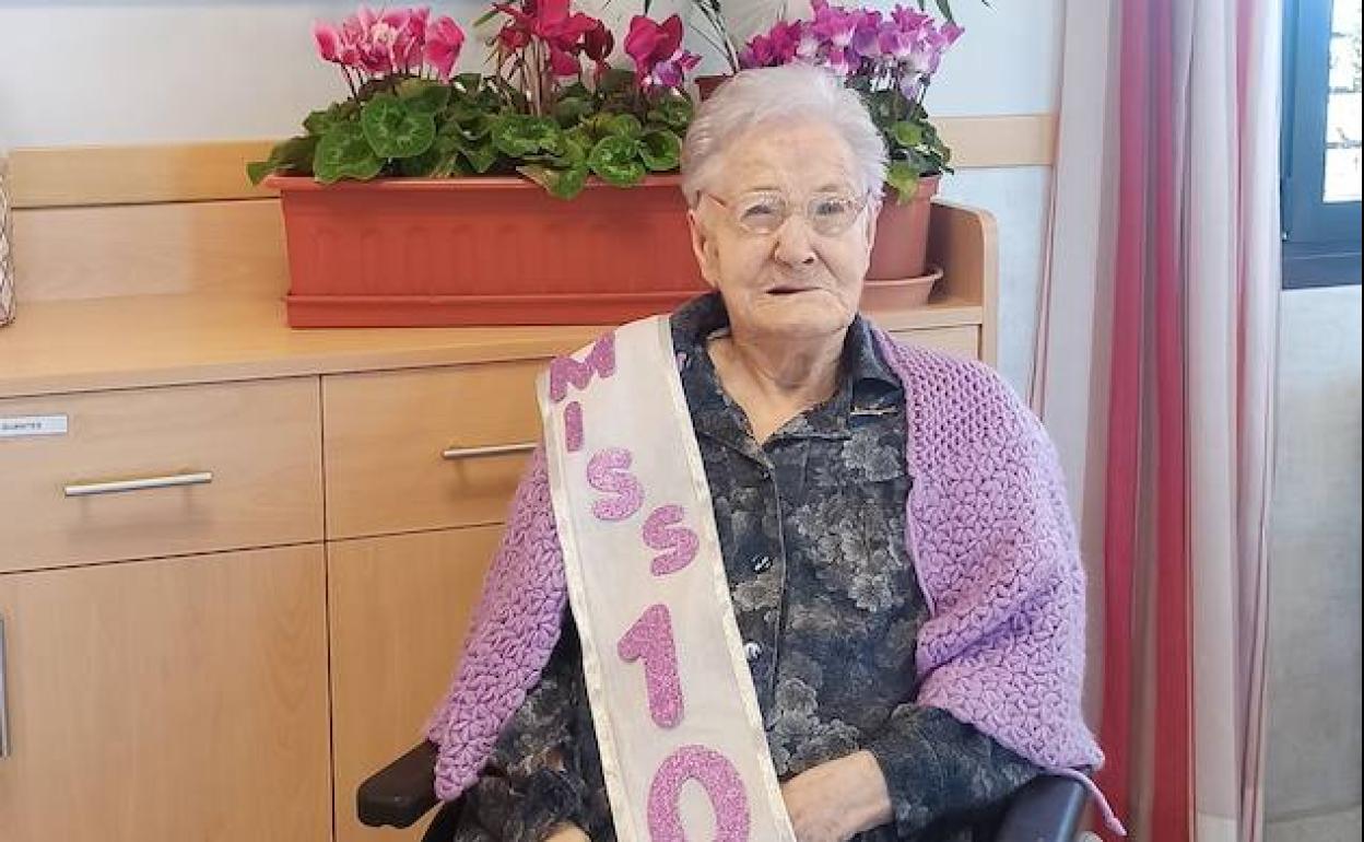 Gertrudis González celebrando sus 100 años en la residencia de Cortes.