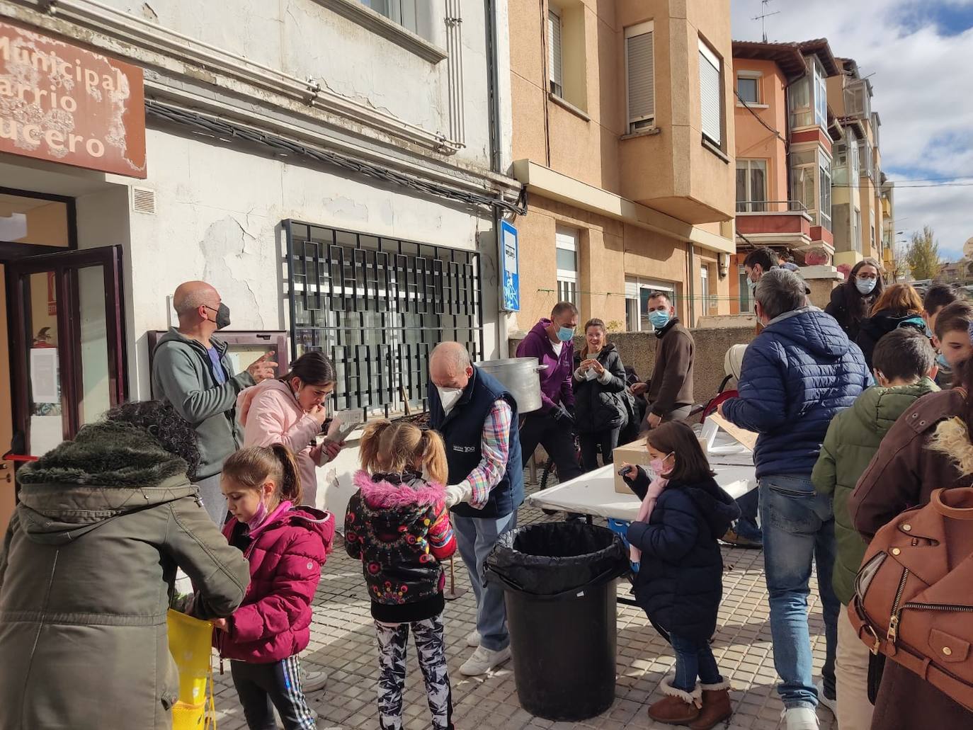 Castañada solidaria de la peña El Crucero.