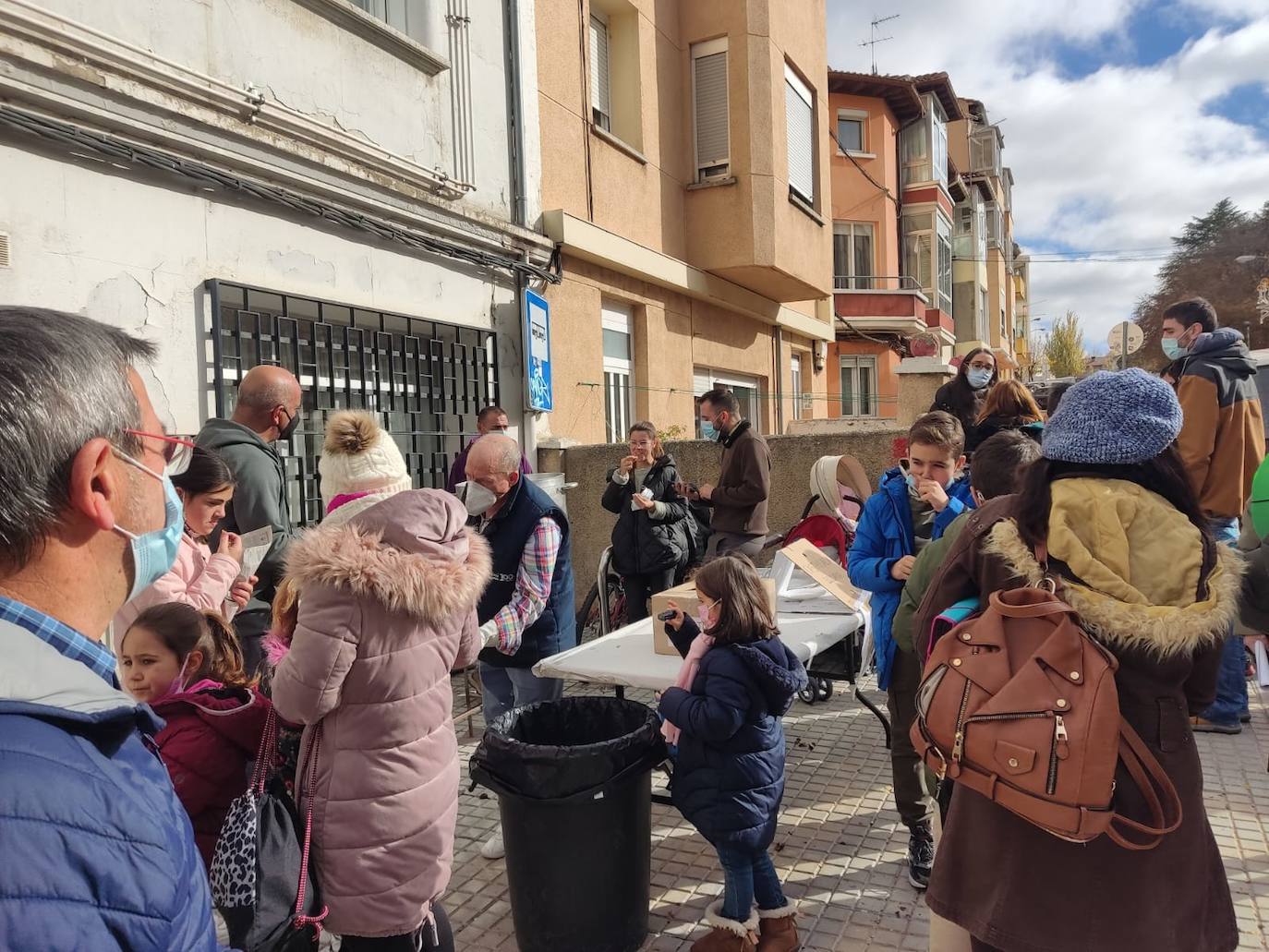 Castañada solidaria de la peña El Crucero.