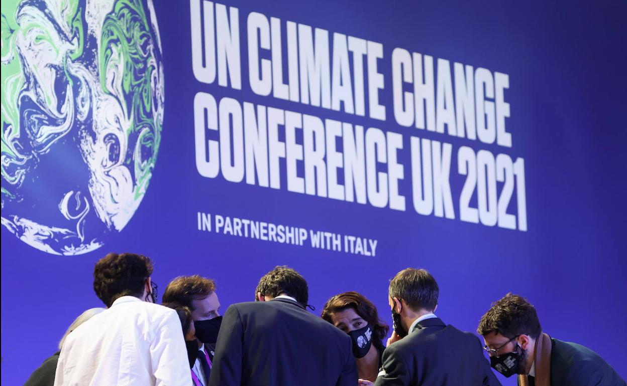 Los delegados de varios países debaten durante la jornada del sábado de la COP26 en Glasgow.