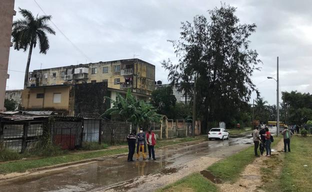 Agentes de seguridad cubanos vestidos de civil rodean la vivienda del activista Yunior García Aguilera.