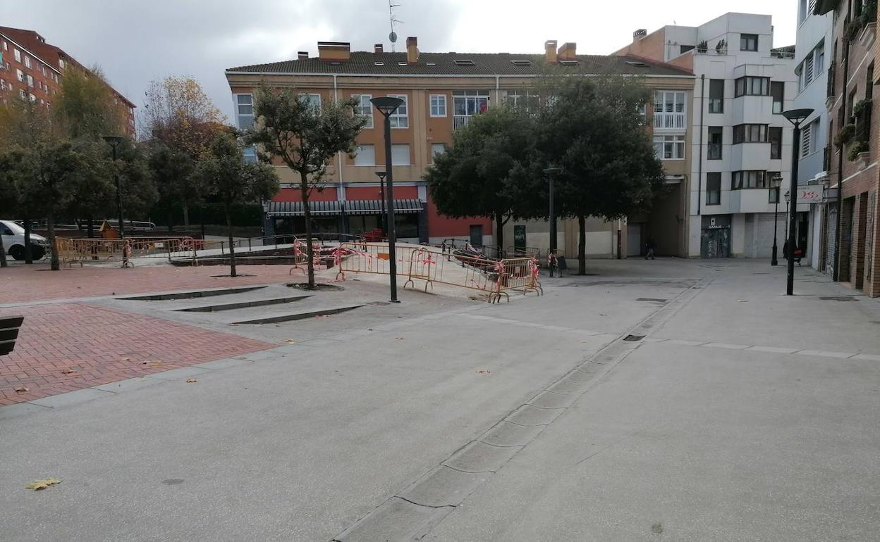 En la plaza se dan los últimos remates a la obra de repavimentación.