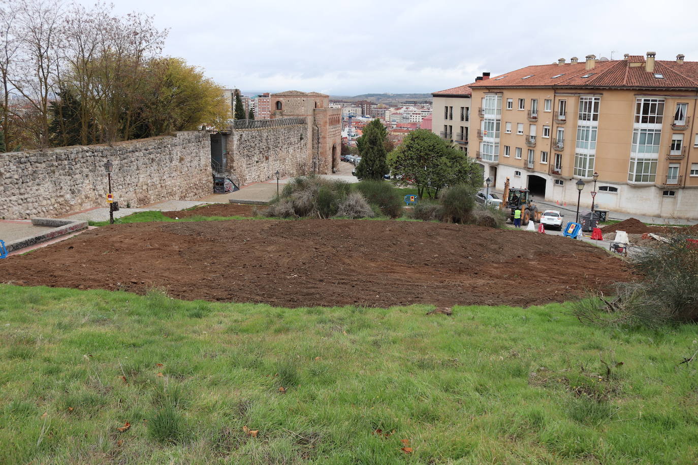 Fotos: El Ayuntamiento acondiciona el entorno de San Esteban