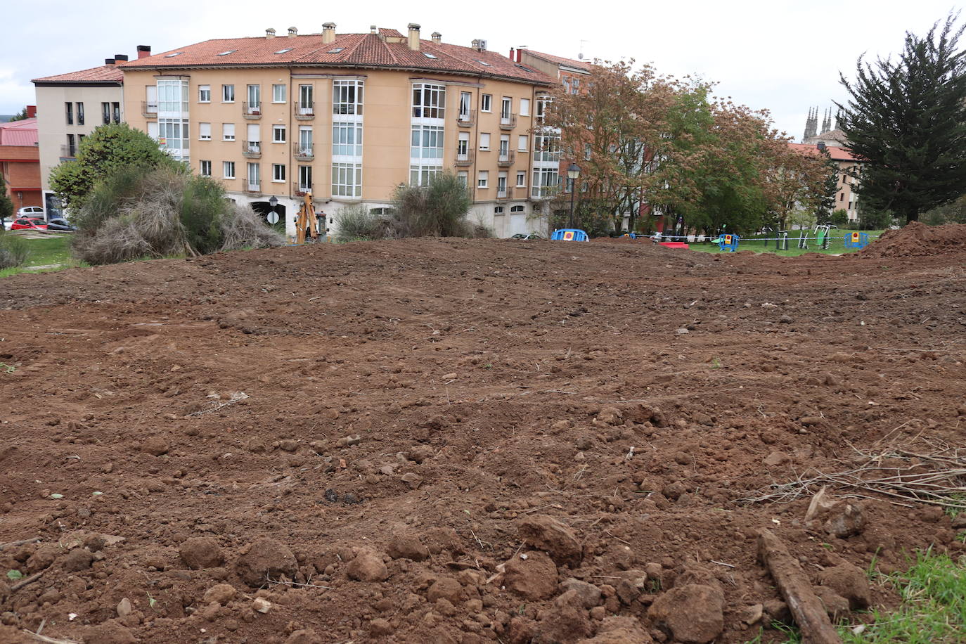 Fotos: El Ayuntamiento acondiciona el entorno de San Esteban