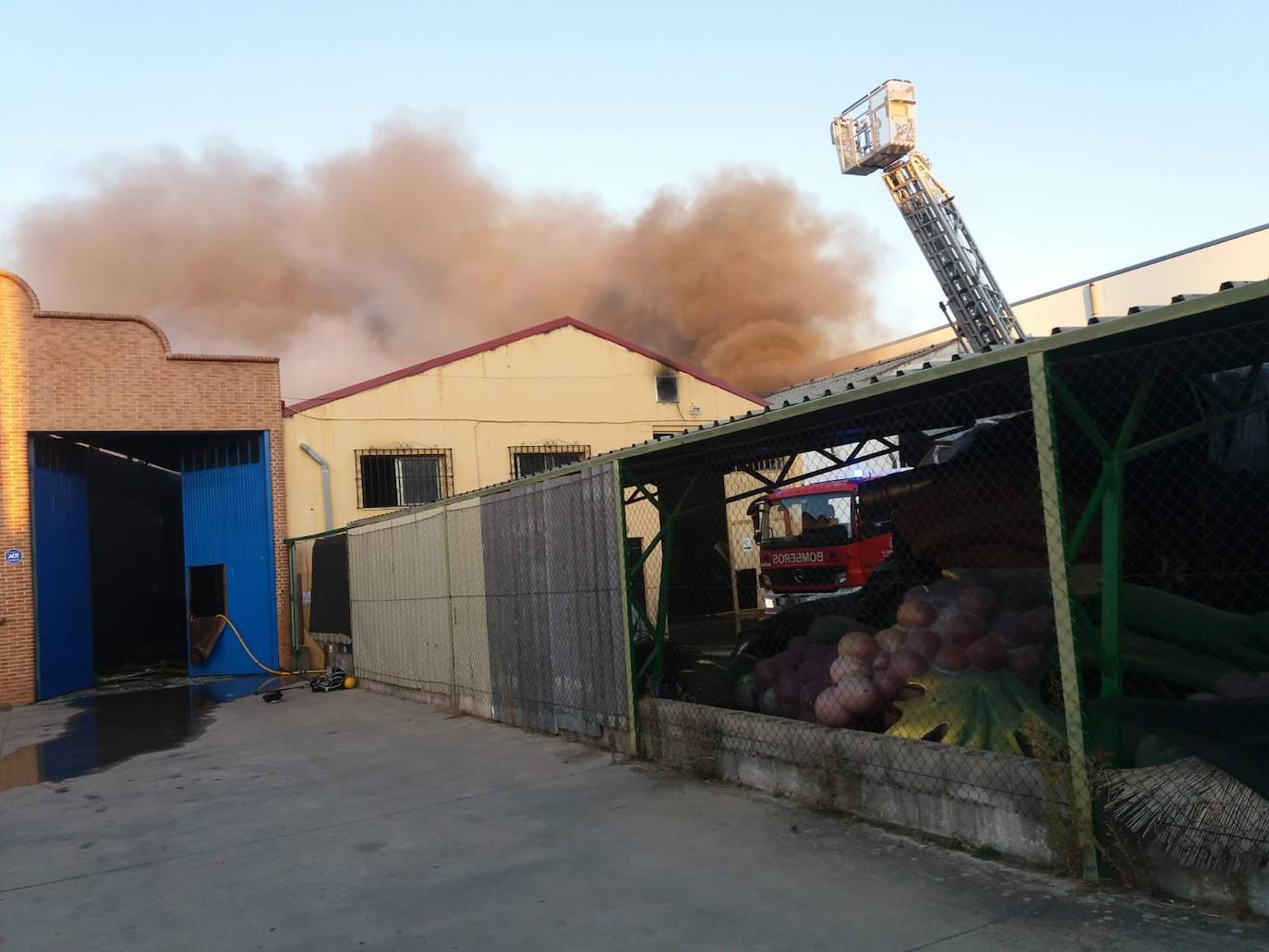 Fotos: Imágenes del incendio que ha devorado tres naves industriales en Aranda de Duero