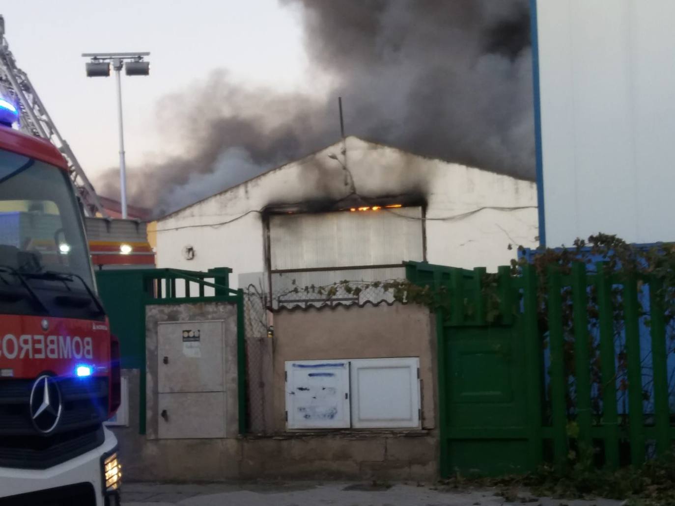 Fotos: Imágenes del incendio que ha devorado tres naves industriales en Aranda de Duero