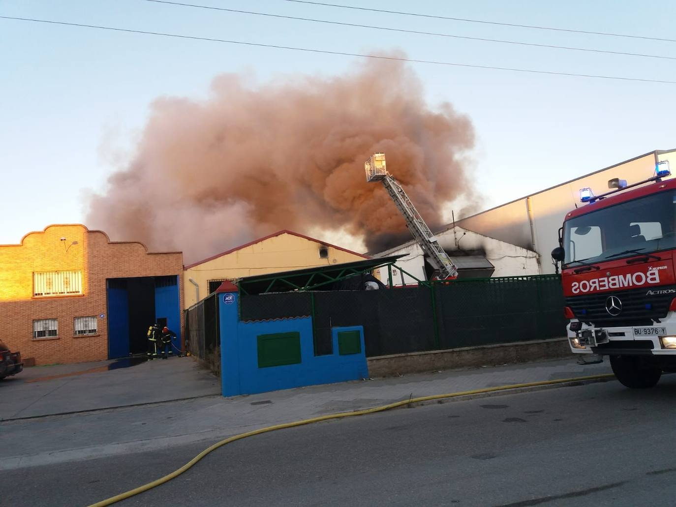 Fotos: Imágenes del incendio que ha devorado tres naves industriales en Aranda de Duero