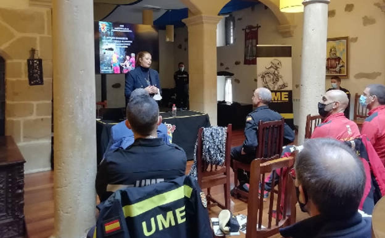 La directora de la Agencia de Protección Civil, Irene Cortés se dirige a los presentes. 