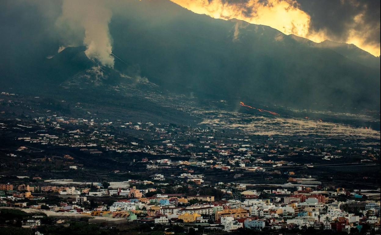 El volcán de Cumbre Vieja, visto desde el municipio palmero de Los Llanos.