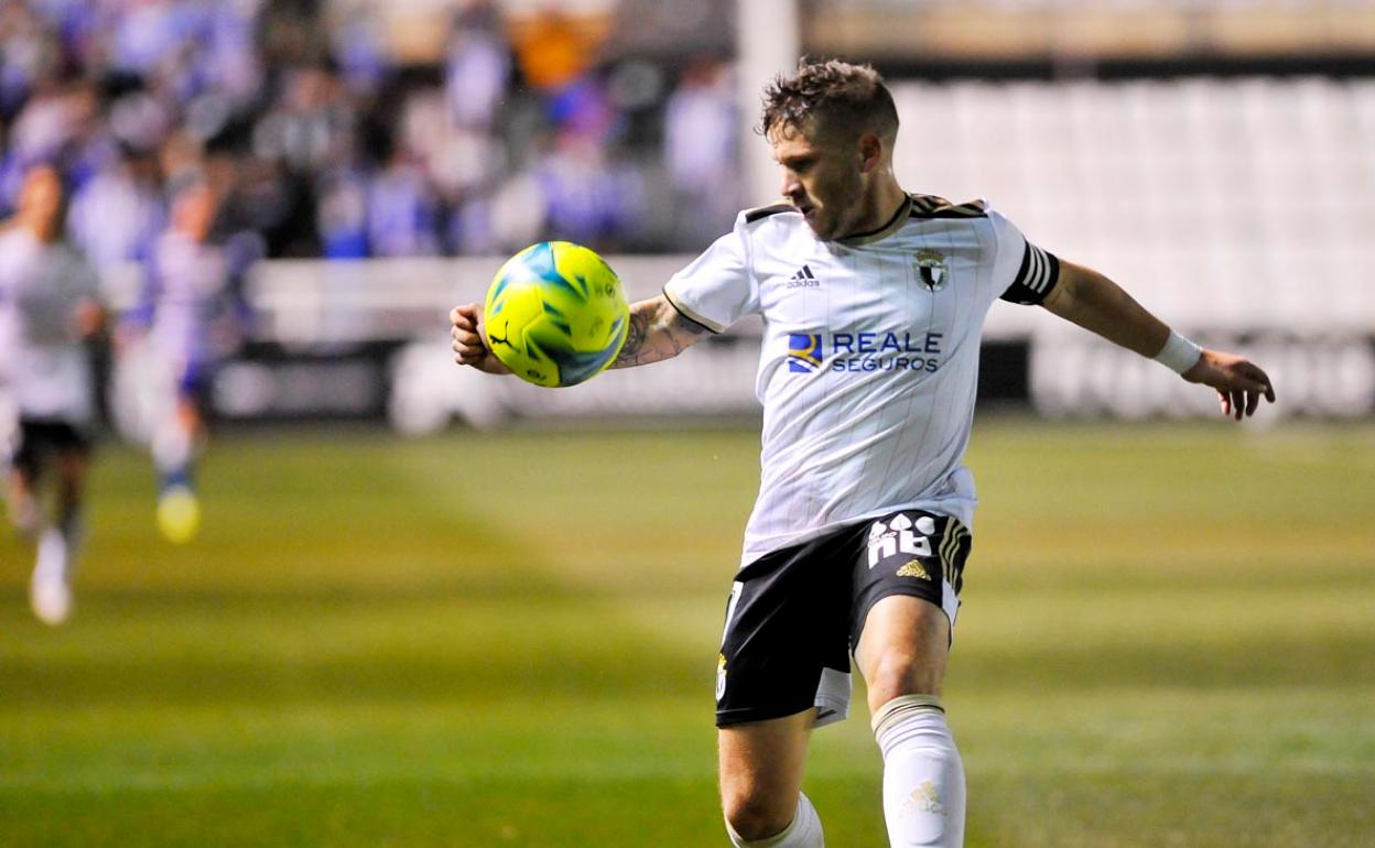 Juanma, controlando un balón en el último encuentro del Burgos. 
