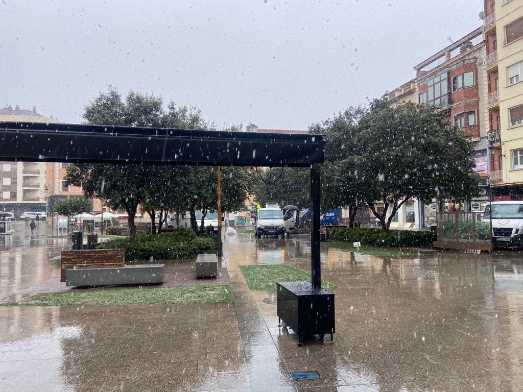 Fotos: Caen los primeros copos en Burgos, en alerta por nieve