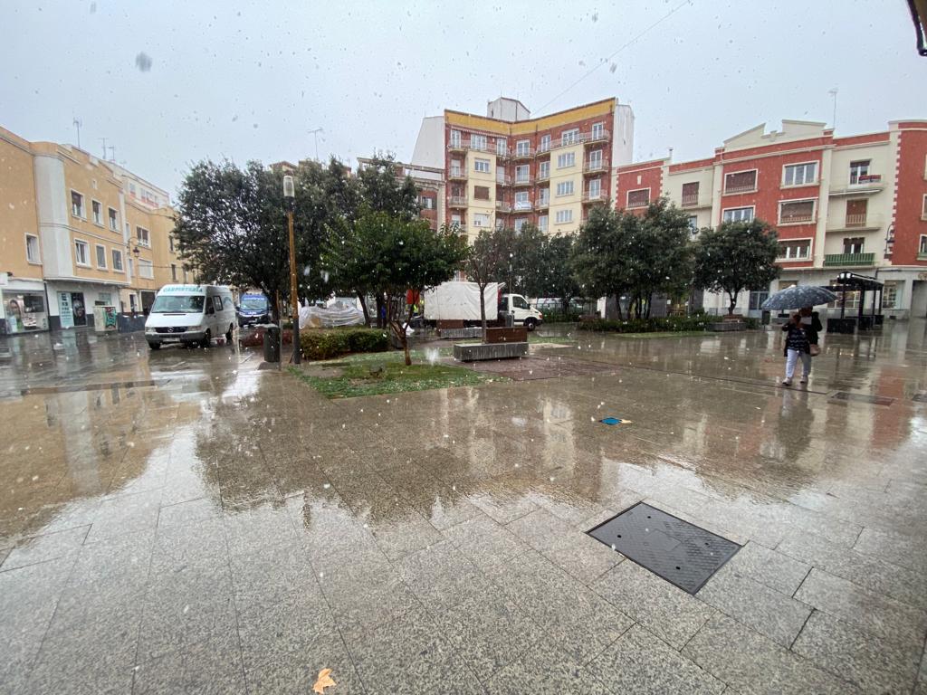 Fotos: Caen los primeros copos en Burgos, en alerta por nieve