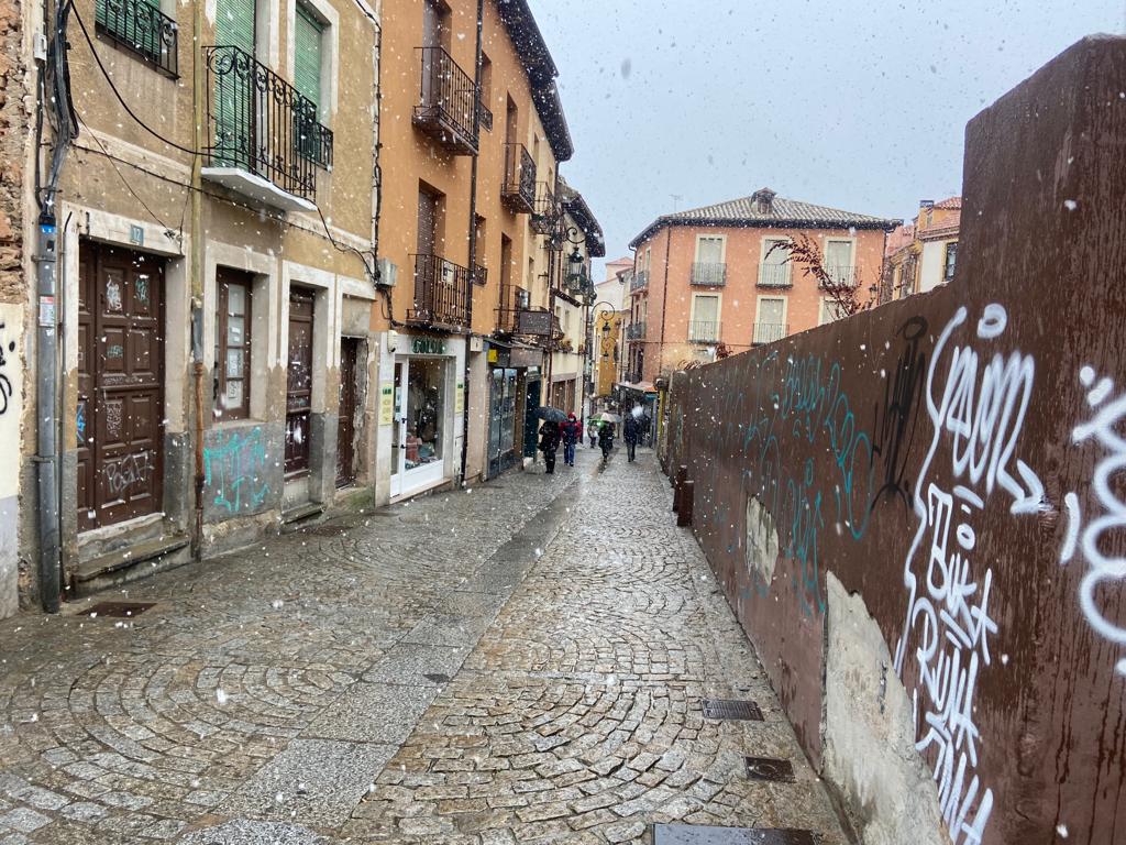 Fotos: Caen los primeros copos en Burgos, en alerta por nieve