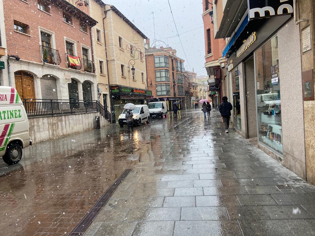 Fotos: Caen los primeros copos en Burgos, en alerta por nieve