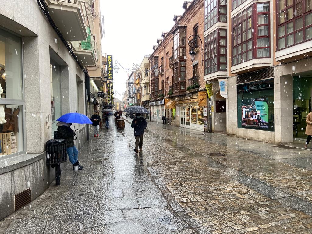 Fotos: Caen los primeros copos en Burgos, en alerta por nieve