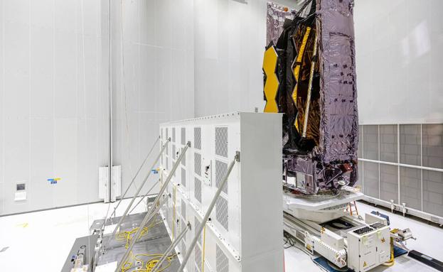 Telescopio James Webb, preparado para su ensamble en el cohete Ariane 5 que lo trasladará al espacio.