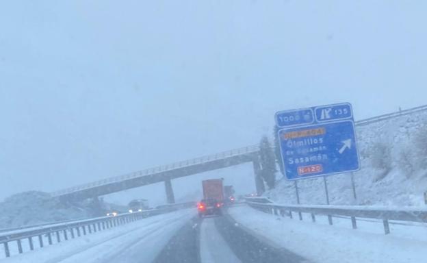 La nieve dificulta la circulación en las carreteras de Burgos