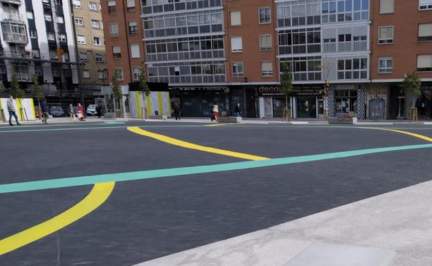 La Plaza Santiago presenta nuevas grietas, que el PP achaca al cambio en el material del pavimento