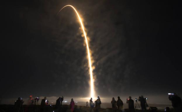 Momento del lanzamiento de la sonda espacial DART desde una base de la NASA en California..