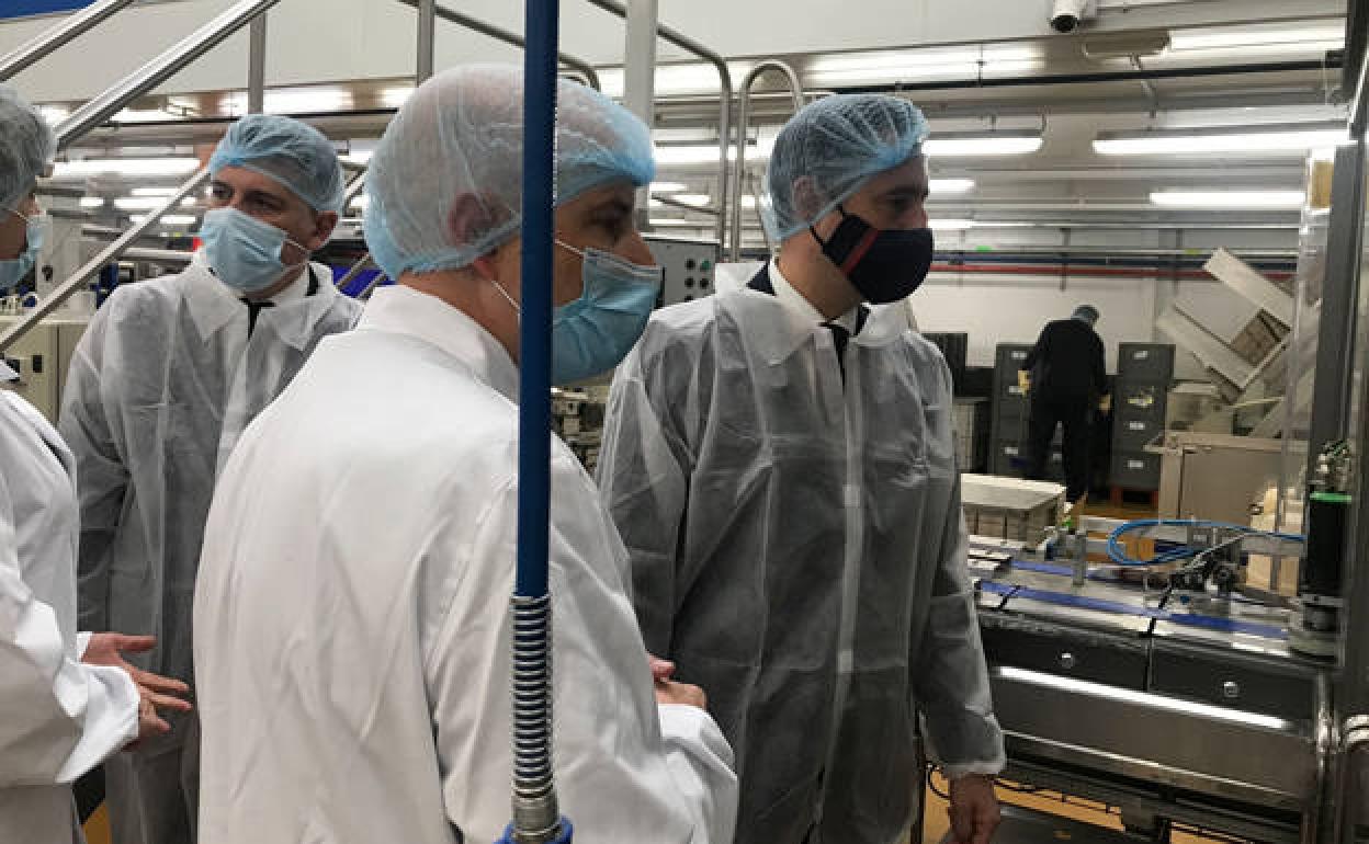 De la Rosa, en su visita a la fábrica Florbú. 