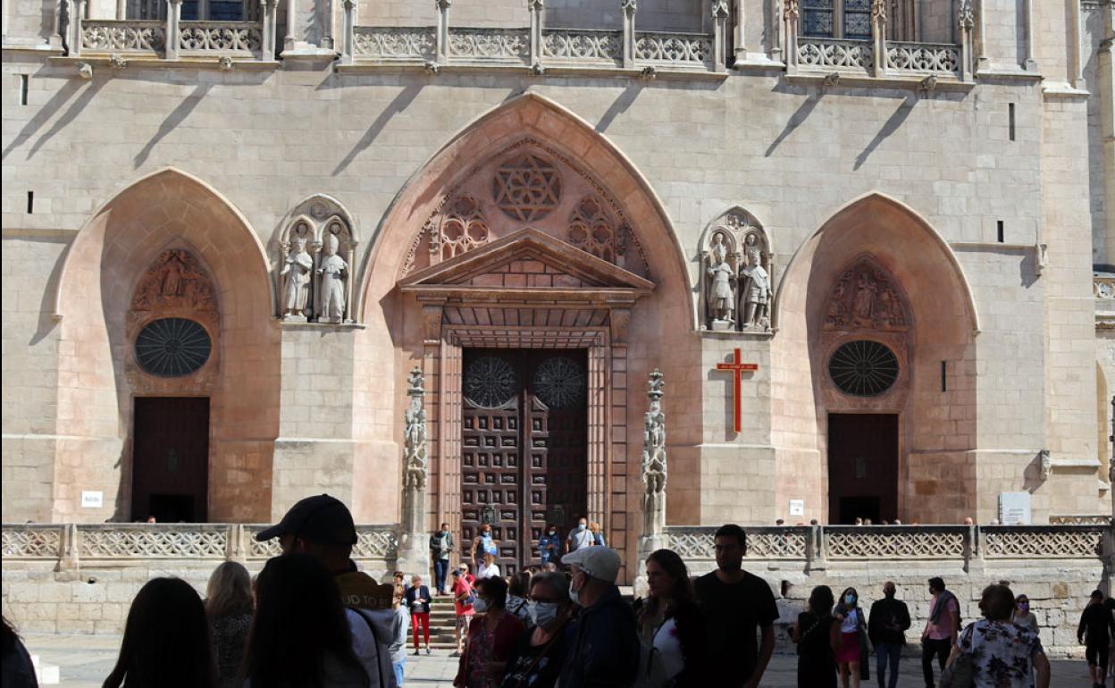 Antonio López diseña unas nuevas puertas para la fachada de Santa María.