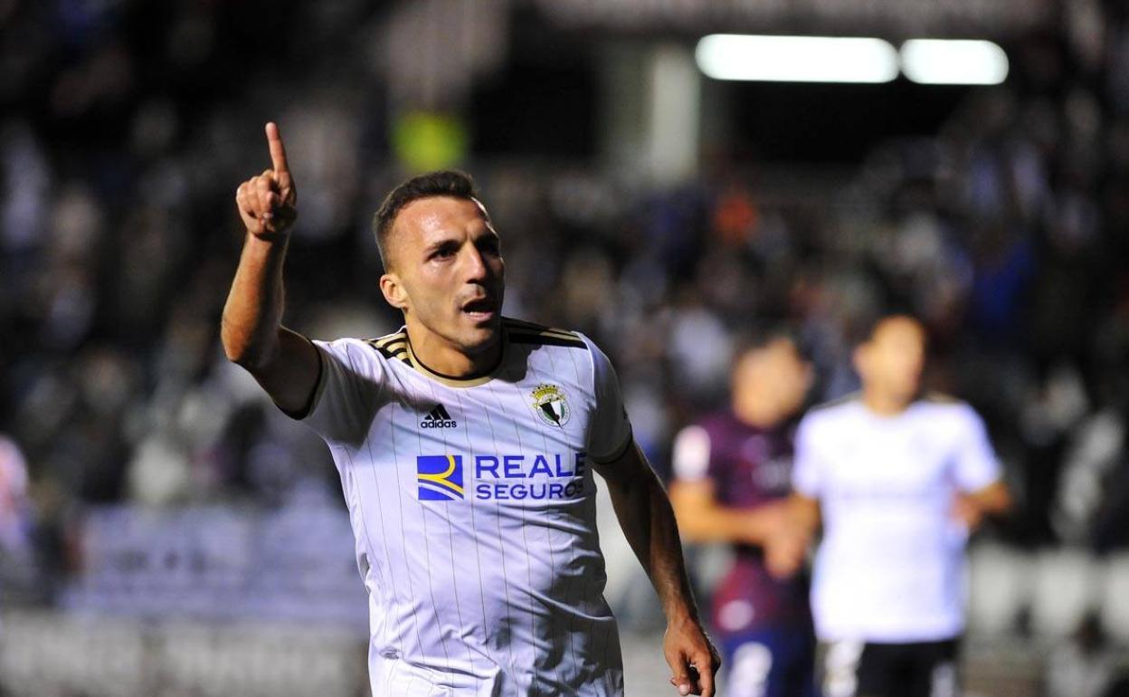 Pablo Valcarce celebrando uno de sus goles.