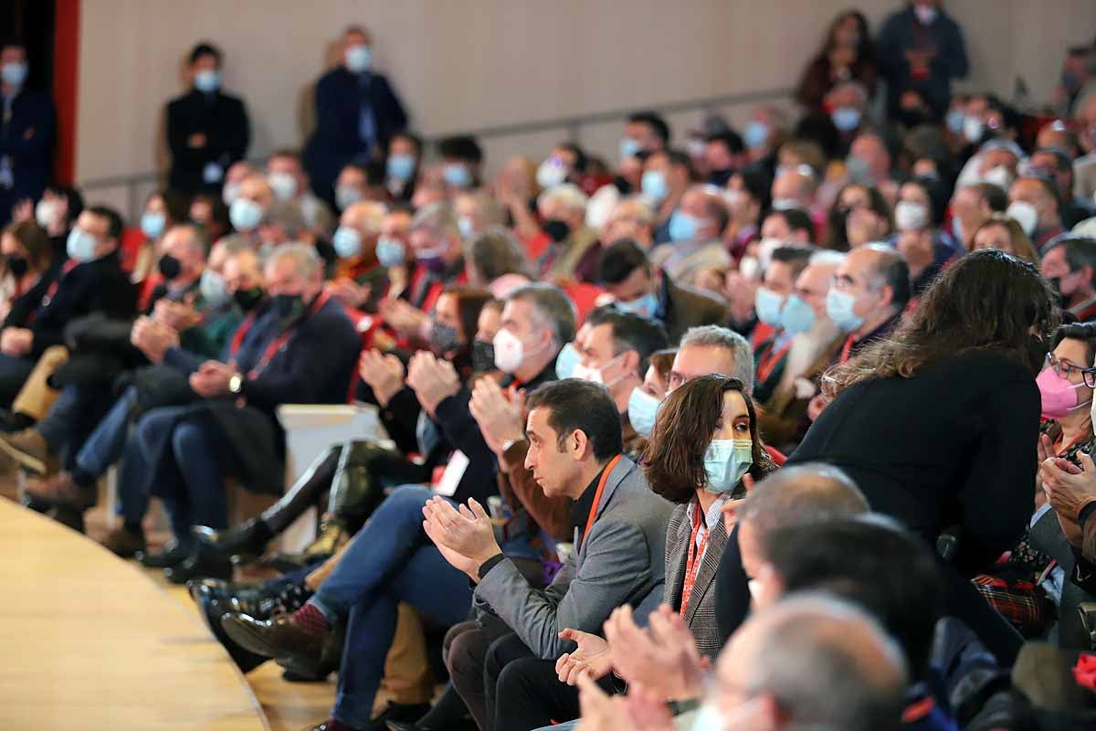 Demetrio Madrid, último presidente de Castilla y León del PSOE, intenta quitar la mascarilla a Óscar López. 