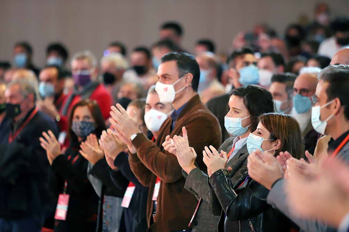 Demetrio Madrid, último presidente de Castilla y León del PSOE, intenta quitar la mascarilla a Óscar López. 