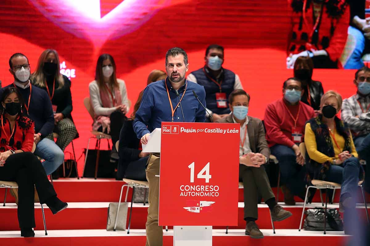 Demetrio Madrid, último presidente de Castilla y León del PSOE, intenta quitar la mascarilla a Óscar López. 