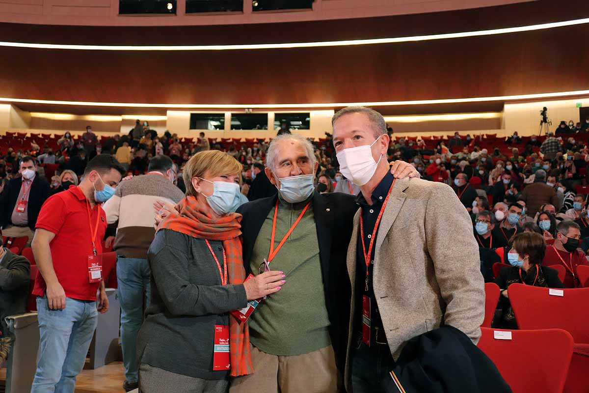 Demetrio Madrid, último presidente de Castilla y León del PSOE, intenta quitar la mascarilla a Óscar López. 