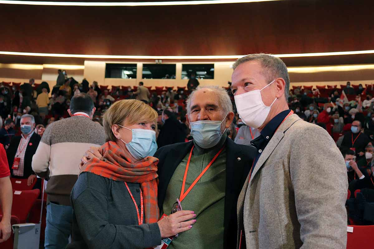 Demetrio Madrid, último presidente de Castilla y León del PSOE, intenta quitar la mascarilla a Óscar López. 