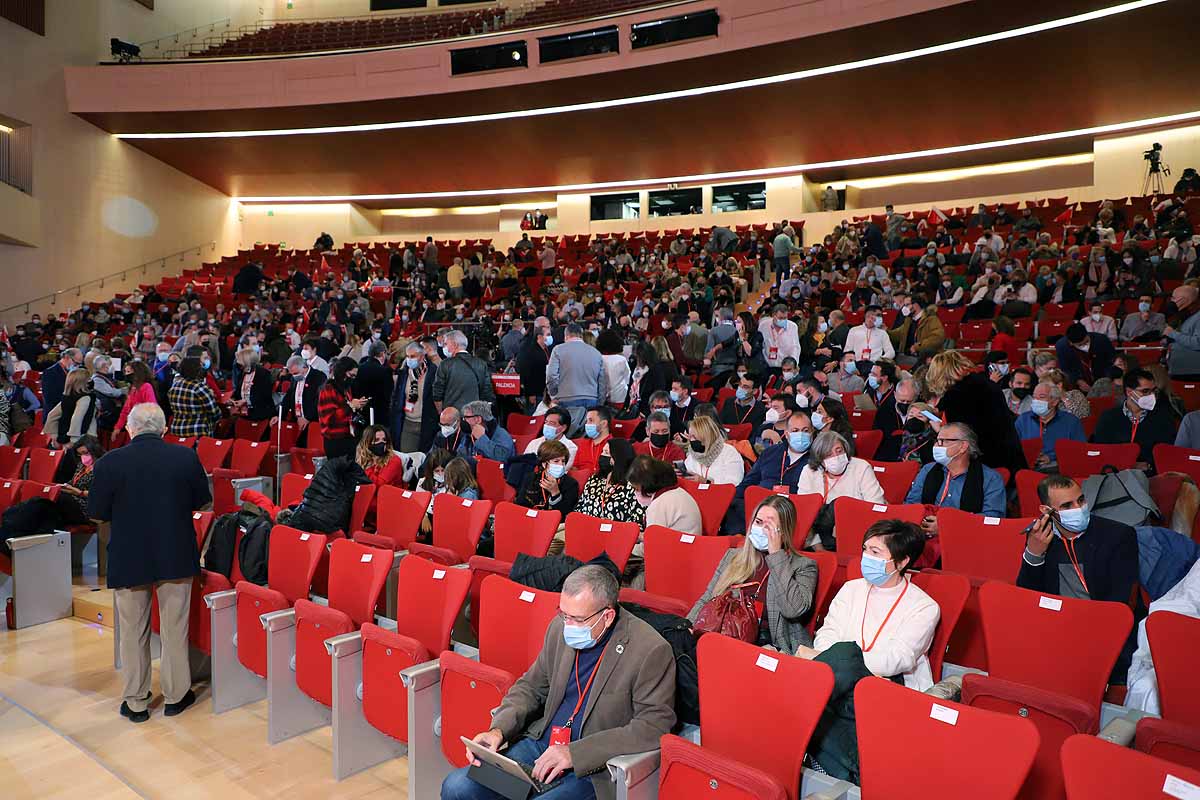 Demetrio Madrid, último presidente de Castilla y León del PSOE, intenta quitar la mascarilla a Óscar López. 