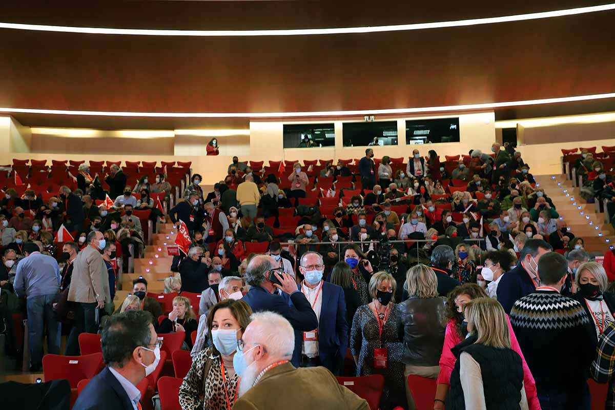 Demetrio Madrid, último presidente de Castilla y León del PSOE, intenta quitar la mascarilla a Óscar López. 