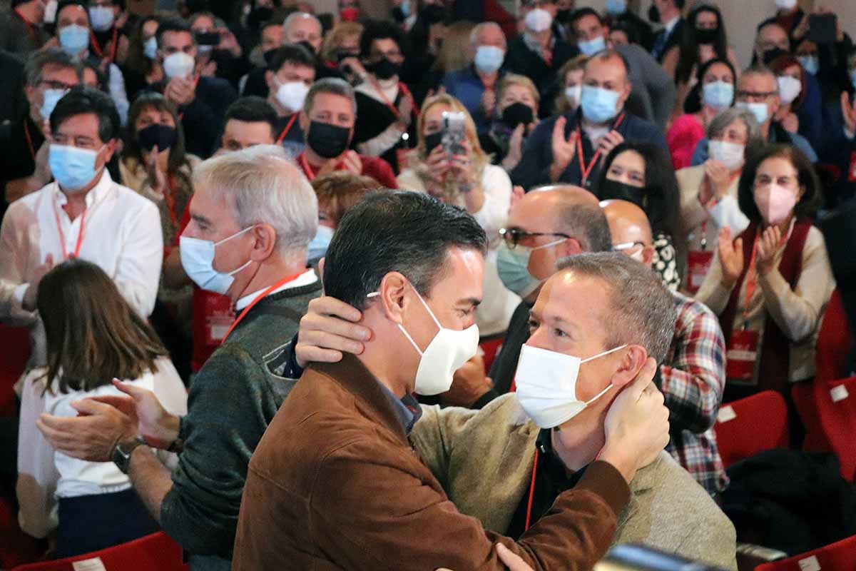 Demetrio Madrid, último presidente de Castilla y León del PSOE, intenta quitar la mascarilla a Óscar López. 