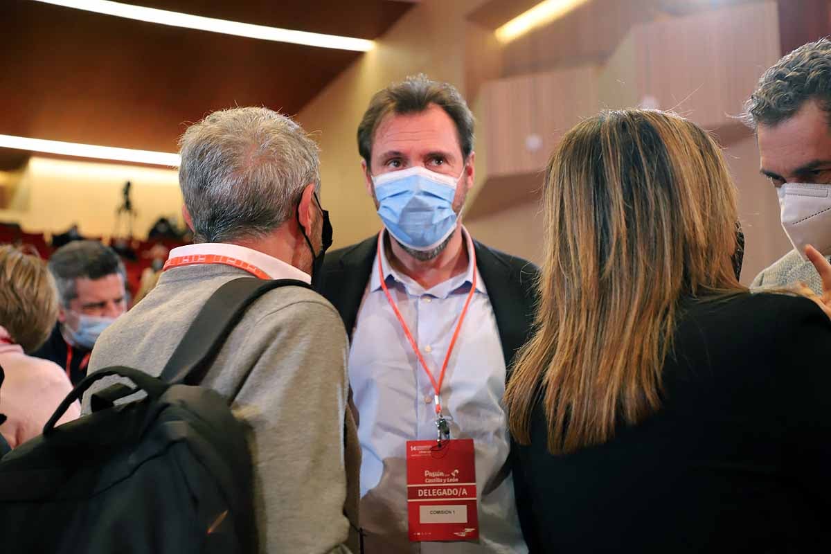 Demetrio Madrid, último presidente de Castilla y León del PSOE, intenta quitar la mascarilla a Óscar López. 