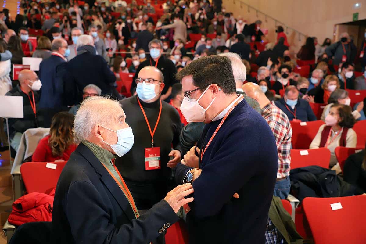 Demetrio Madrid, último presidente de Castilla y León del PSOE, intenta quitar la mascarilla a Óscar López. 