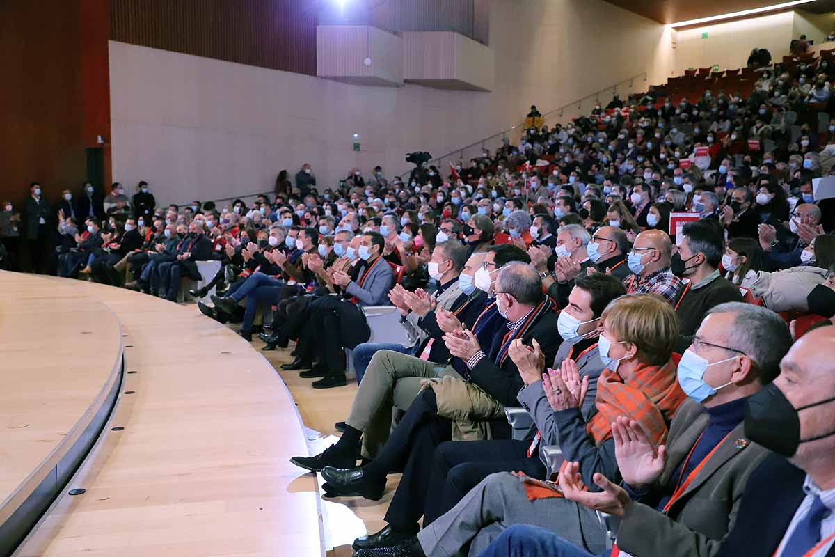 Demetrio Madrid, último presidente de Castilla y León del PSOE, intenta quitar la mascarilla a Óscar López. 