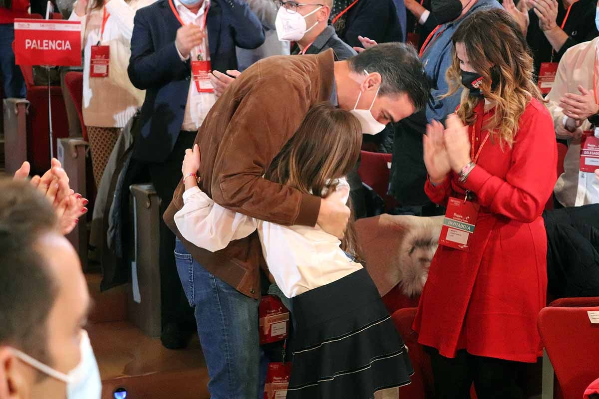 Demetrio Madrid, último presidente de Castilla y León del PSOE, intenta quitar la mascarilla a Óscar López. 