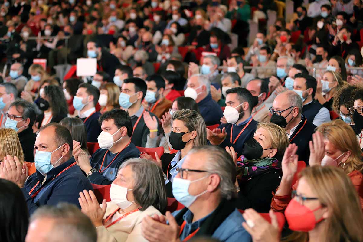 Demetrio Madrid, último presidente de Castilla y León del PSOE, intenta quitar la mascarilla a Óscar López. 