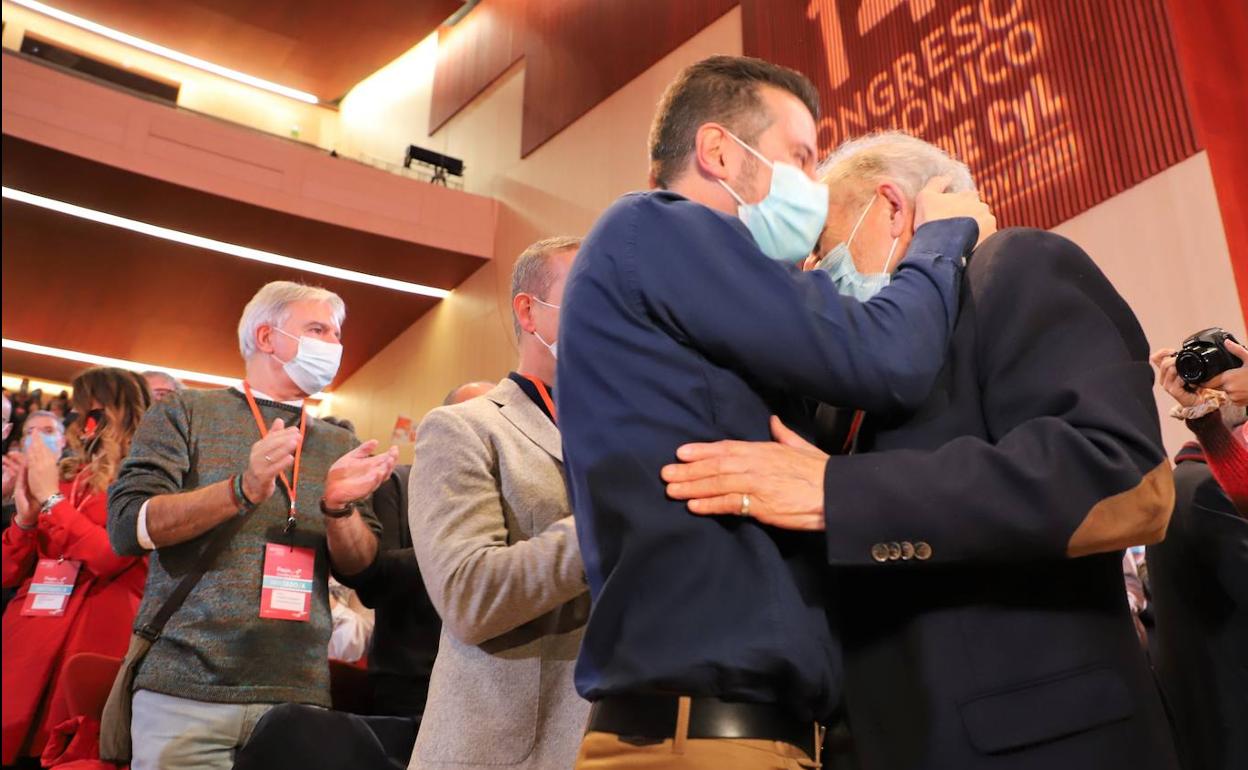 Luis Tudanca se abraza con Demetrio Madrid, expresidente de la Junta por el PSOE. 