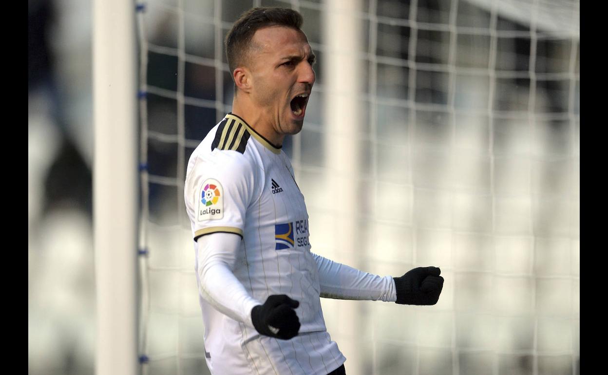 Valcarce celebra uno de los dos goles anotados por él, en el partido entre el Burgos CF y el Málaga CF.