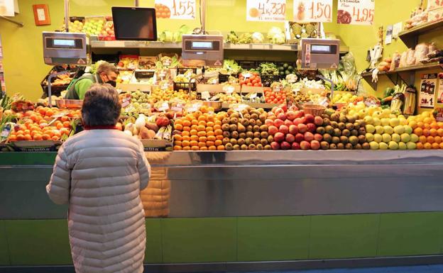 Una mujer compra en una frutería burgalesa. La fruta no ha subido muchas variaciones de precio, depende más de la disponibilidad de producto. 